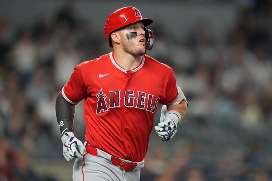 Con jonrón de Trout, Angelinos vencen a los Yanquis