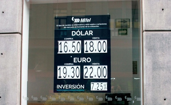 Cae el peso en la última sesión de la semana; BMV cierra en números verdes